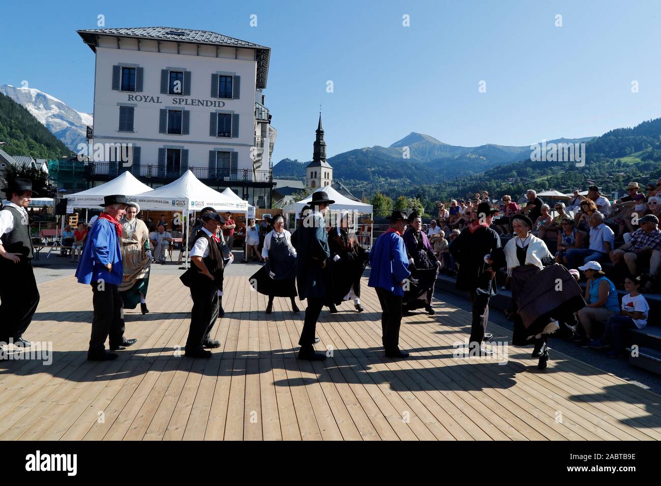 Saint-Gervais folk spettacolo di strada con la Chamoschire. La Francia. Foto Stock