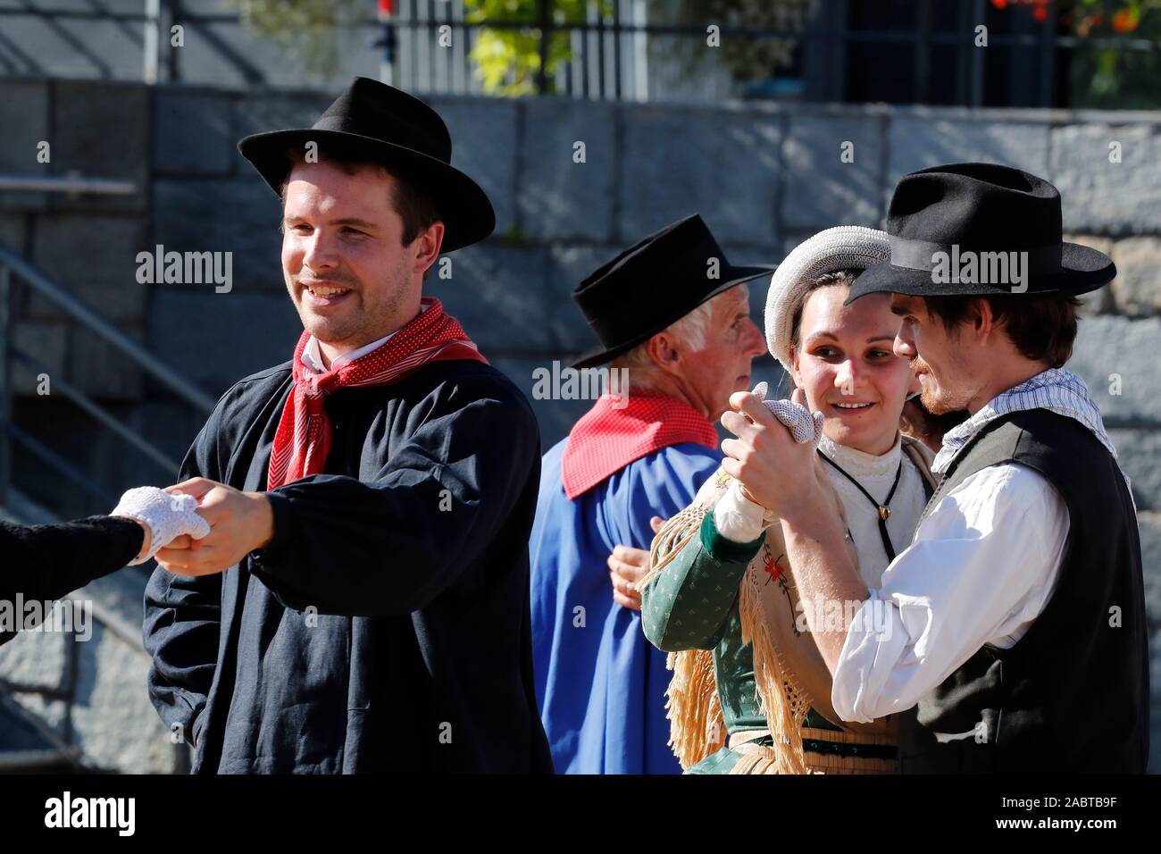 Saint-Gervais folk spettacolo di strada con la Chamoschire. La Francia. Foto Stock