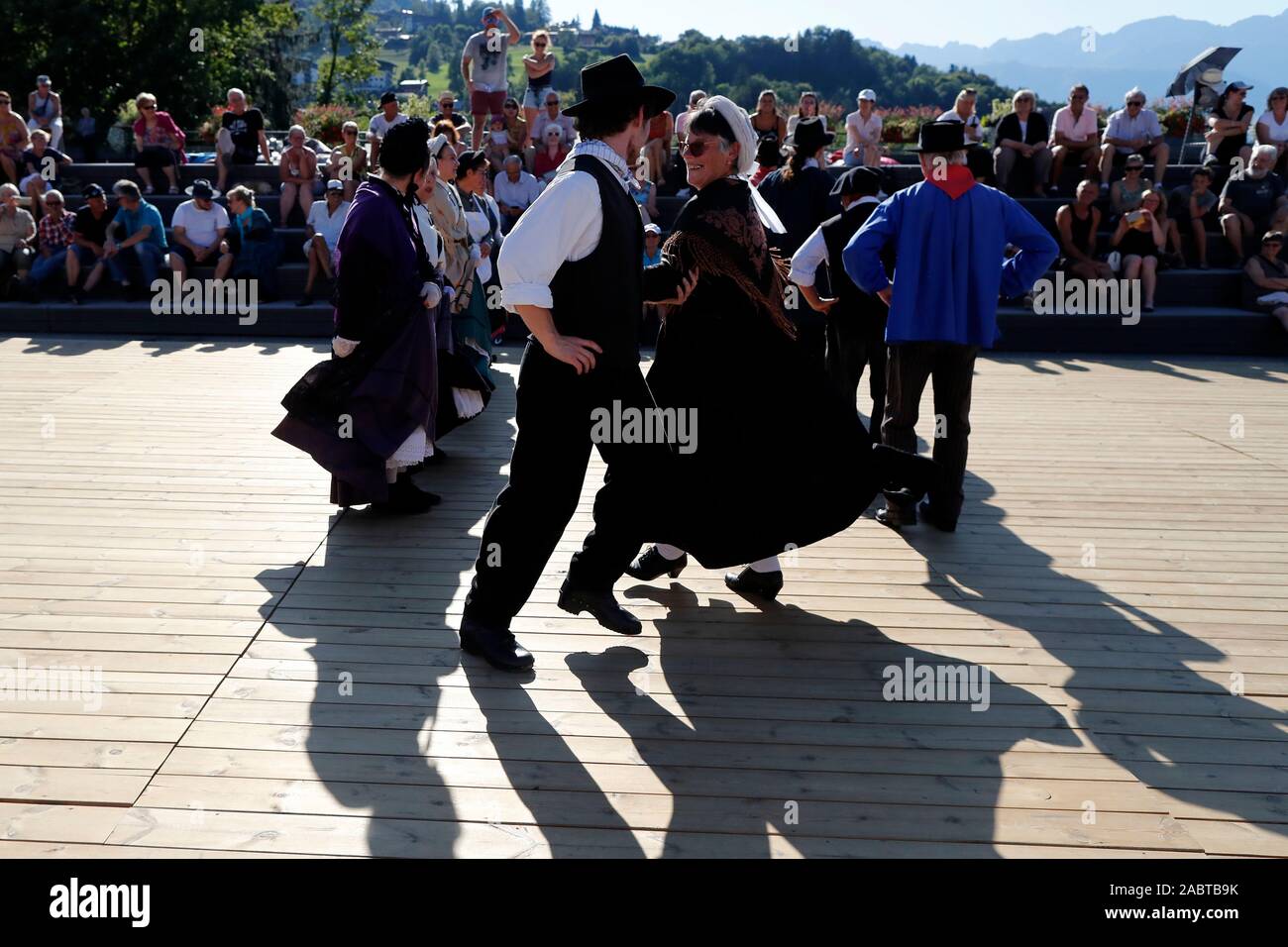 Saint-Gervais folk spettacolo di strada con la Chamoschire. La Francia. Foto Stock