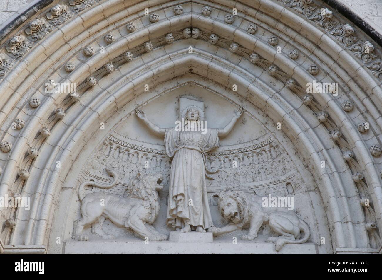 San Blandine, patrono di Lione, raffigurata sul timpano di una chiesa cattolica. Lione, Francia. Foto Stock