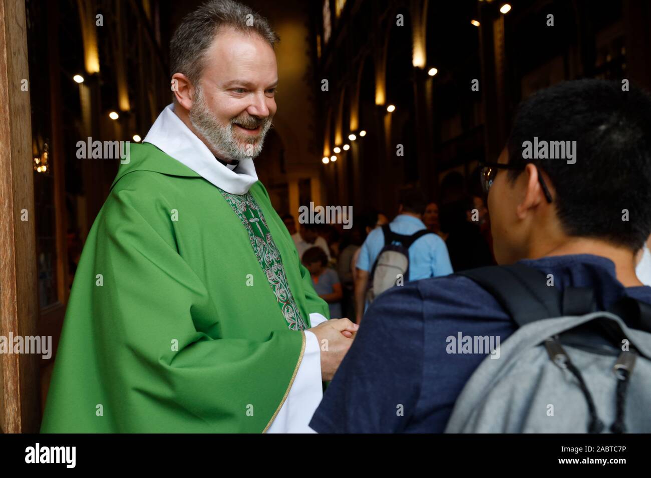 Messa nella Cattedrale di Notre Dame du Travail chiesa cattolica, Parigi. Foto Stock