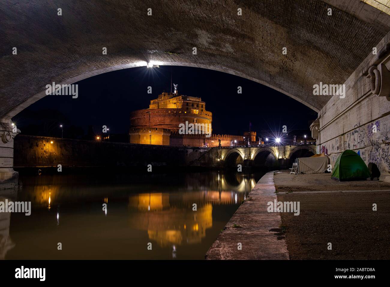 Il Mausoleo di Adriano, usualmente noto come Castel Sant'Angelo di notte, Roma, Italia. Foto Stock