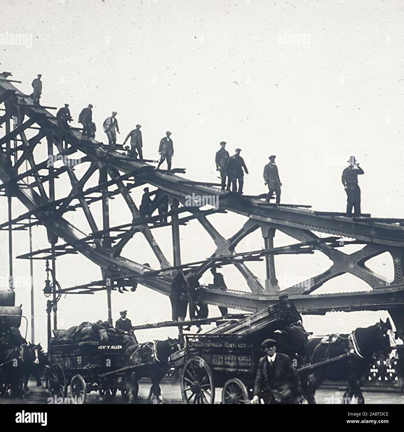 Il Tower Bridge di Londra in fase precoce in fotografia vintage Foto Stock