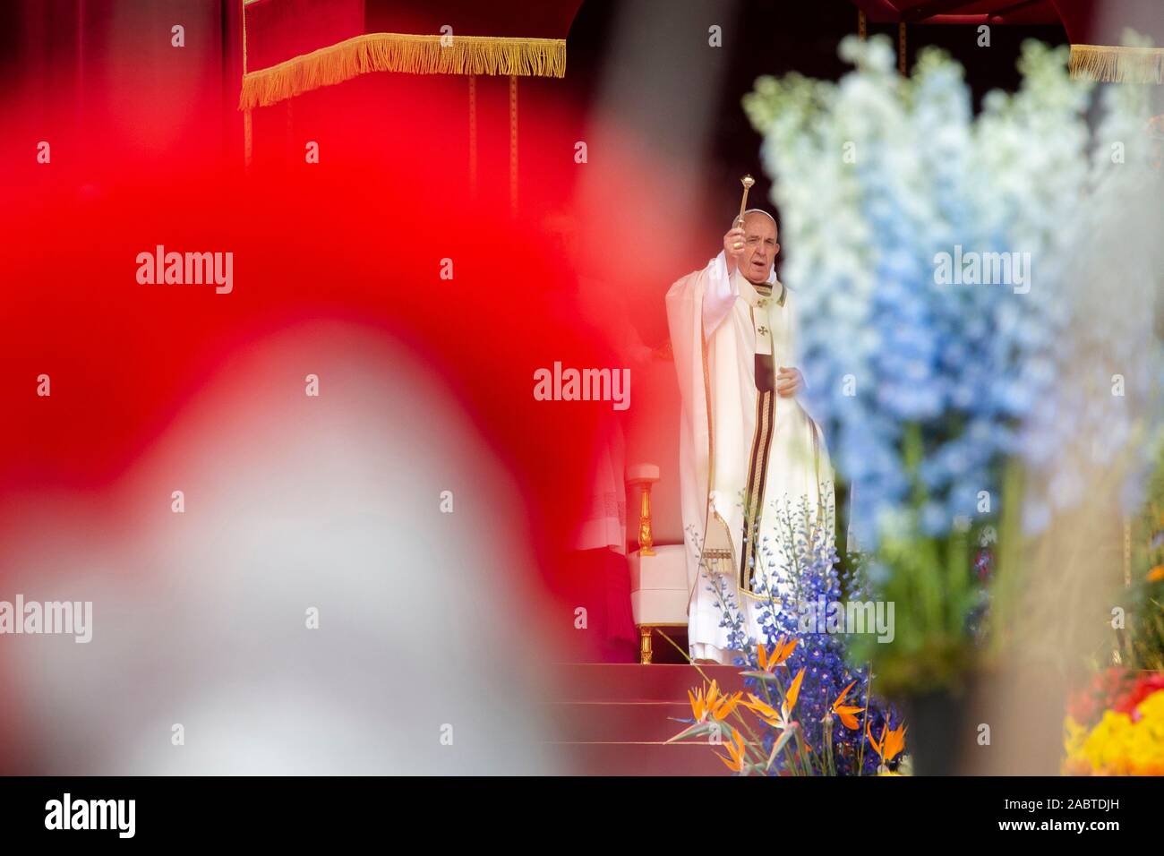 Papa Francesco presiede la Pasqua Santa Messa in Piazza San Pietro in Vaticano. Foto Stock