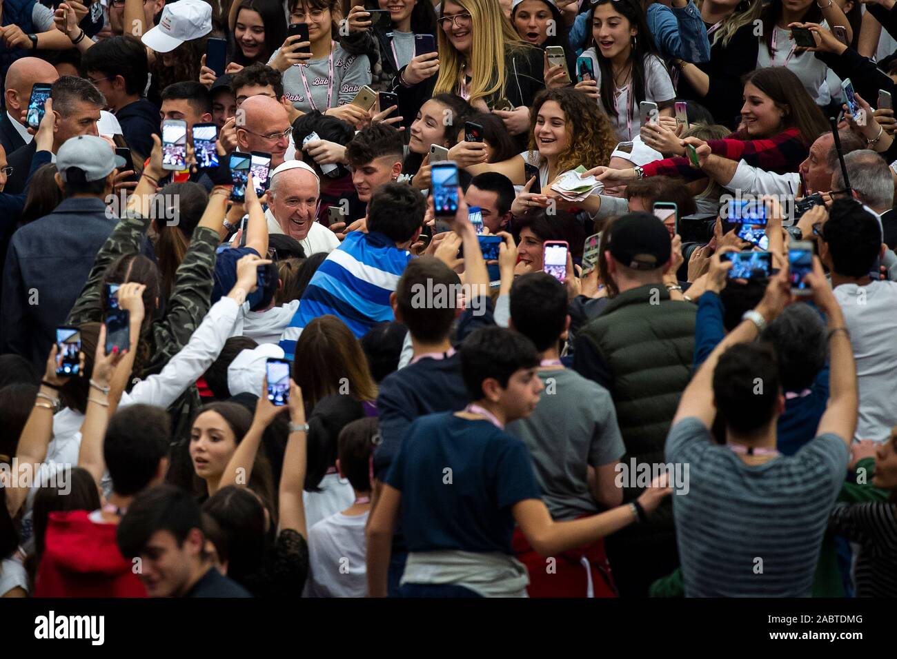 Papa Francesco assiste un pubblico nell Aula Paolo VI in Vaticano. Il calcio che amiamo, oltre 5 mila bambini e giovani incontrare Papa Francesco. Foto Stock