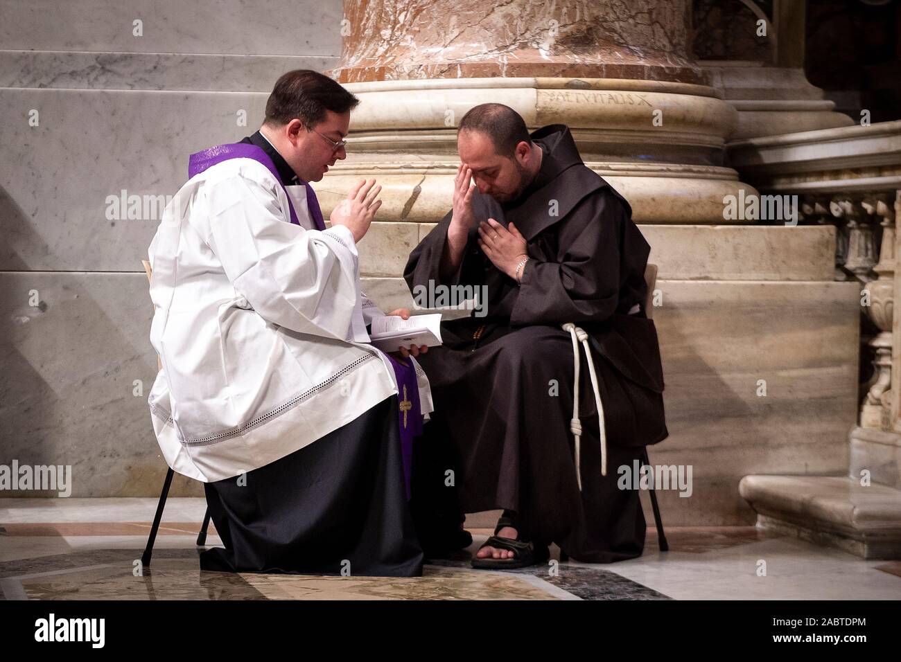 Penitenzieria padri confessare i fedeli durante la celebrazione della Penitenza nella Basilica di San Pietro in Vaticano. Foto Stock