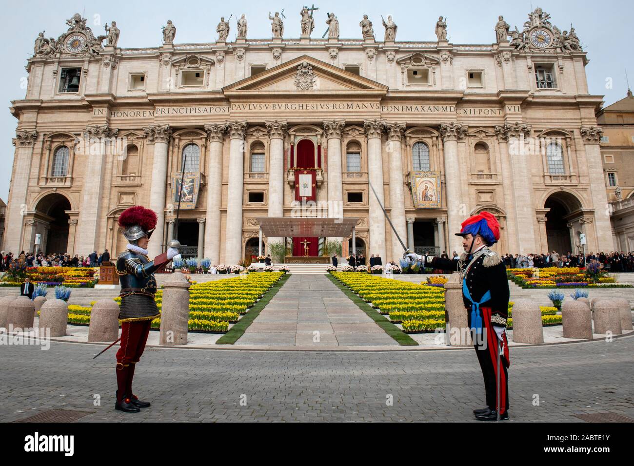 Guardie Svizzere e Carabinieri (italiano della polizia speciale) assistere il Papa Francesco' Pasqua Santa Messa in Piazza San Pietro in Vaticano. Foto Stock