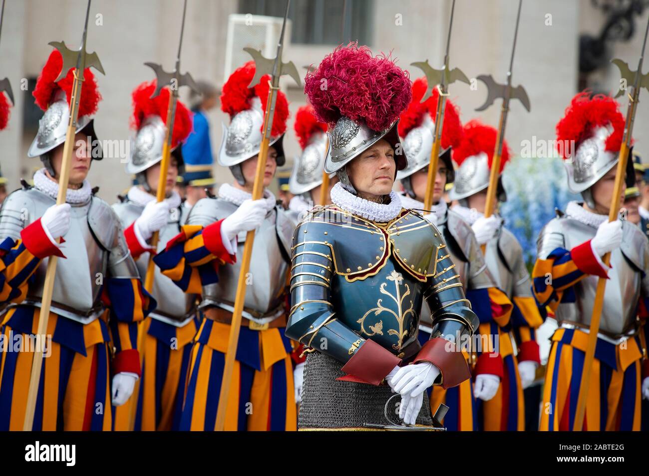 Guardie Svizzere durante la Pasqua Santa Messa in Piazza San Pietro in Vaticano. Foto Stock