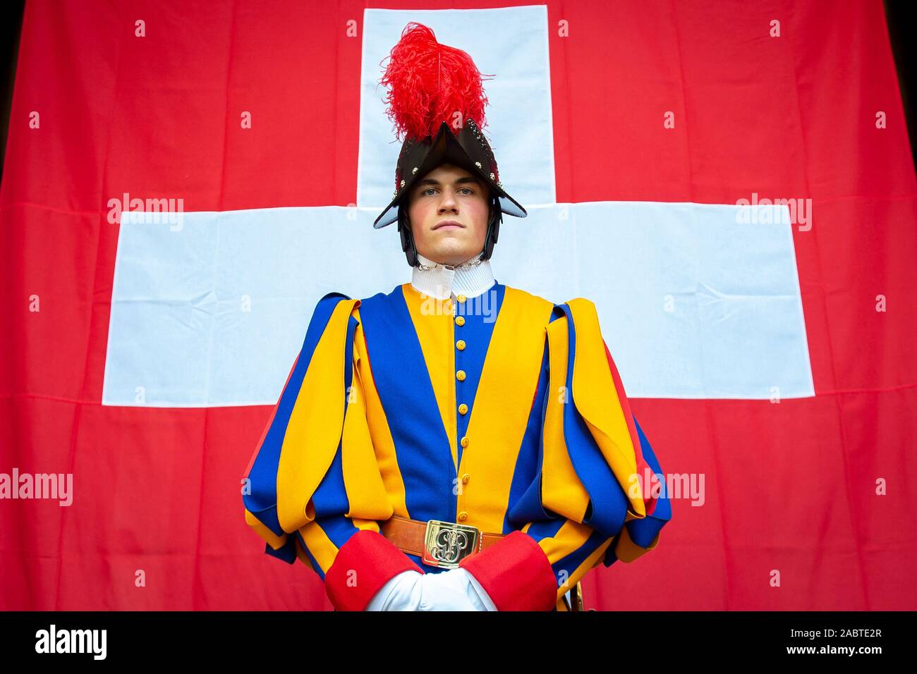 Guardia svizzera in guardia quartiere svizzero presso la Città del Vaticano. Foto Stock