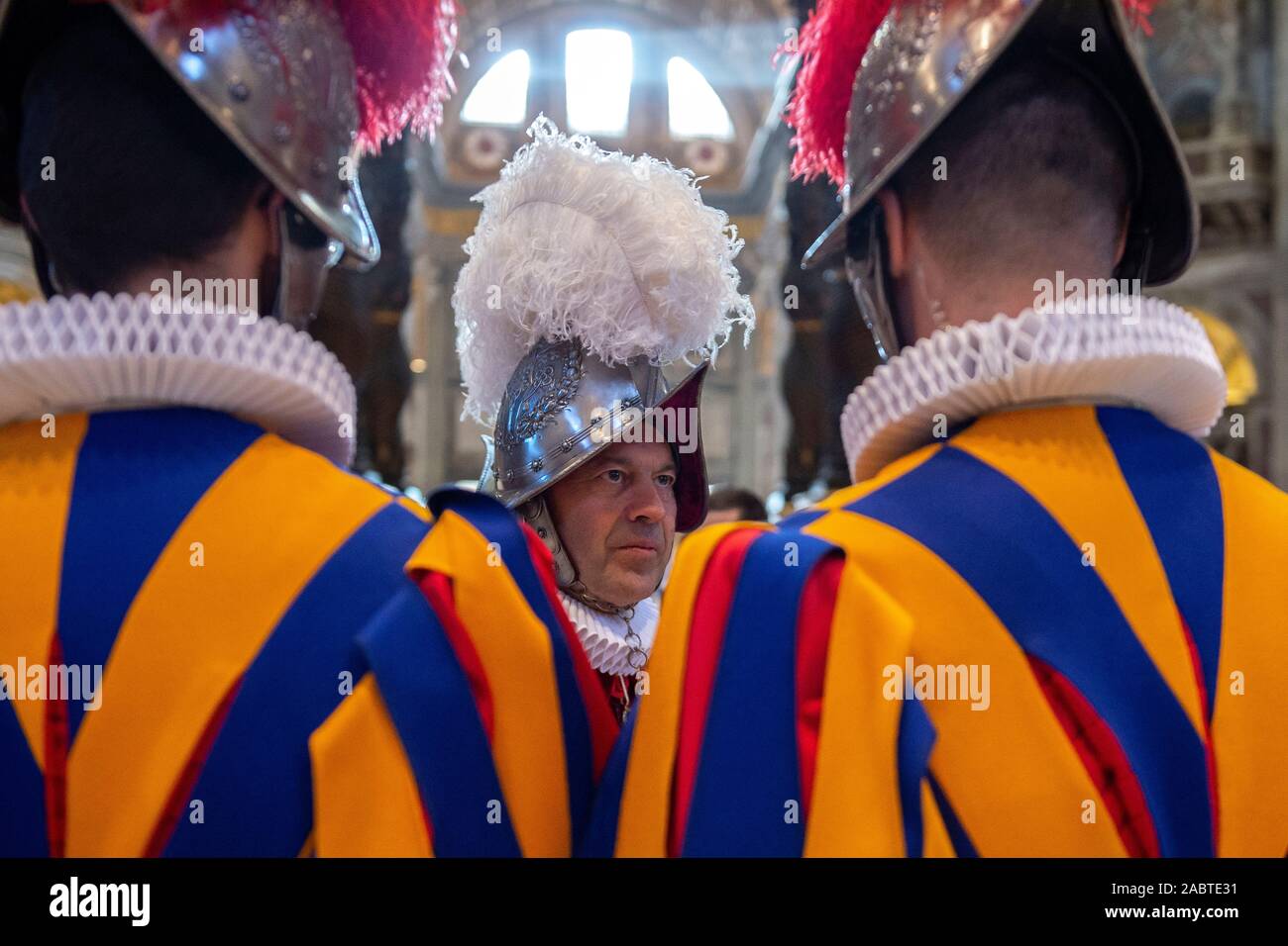 Il Corpo della Guardia Svizzera commander, Col Christoph Graf durante la Santa Messa nella Basilica di San Pietro per il 23 nuove guardie che prenderanno il giuramento solenne. Foto Stock