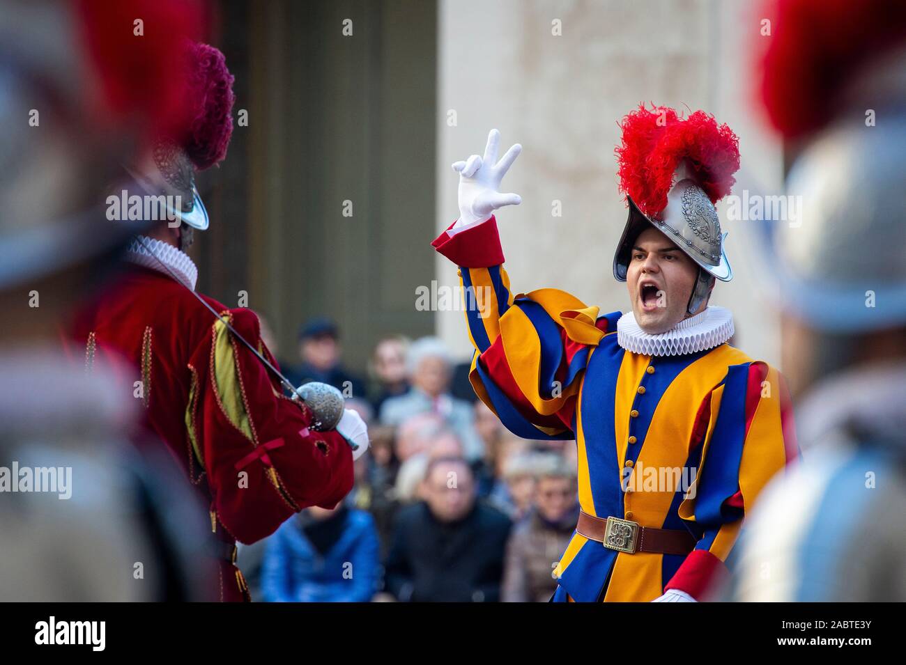 Guardie Svizzere frequentare un giuramento alla cerimonia di nuove Guardie Svizzere reclute in San Damaso cortile nella Città del Vaticano il Vaticano. Foto Stock