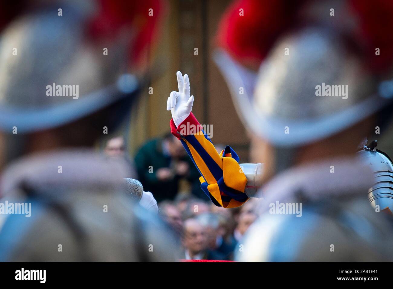 Guardie Svizzere frequentare un giuramento alla cerimonia di nuove Guardie Svizzere reclute in San Damaso cortile nella Città del Vaticano il Vaticano. Foto Stock