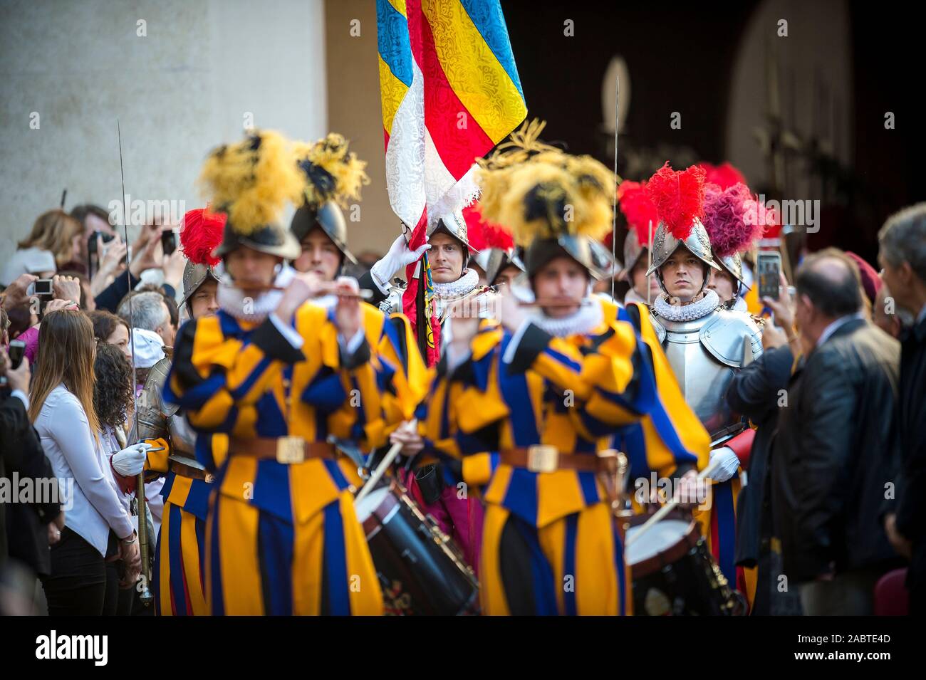 Prestazione di giuramento annuale in occasione della cerimonia per il nuovo papa Guardie Svizzere, Città del Vaticano. Foto Stock