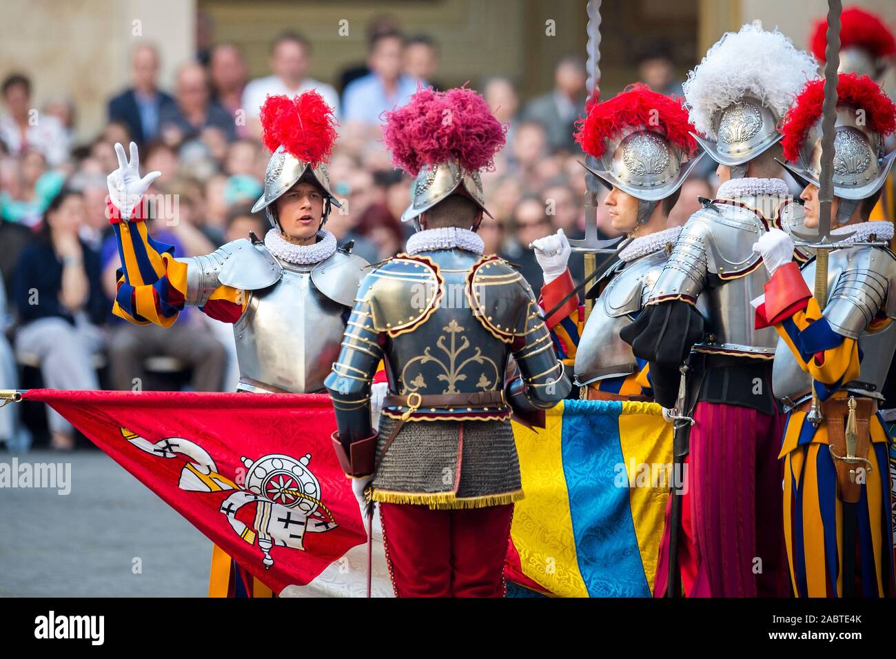 Prestazione di giuramento annuale in occasione della cerimonia per il nuovo papa Guardie Svizzere, Città del Vaticano. Foto Stock
