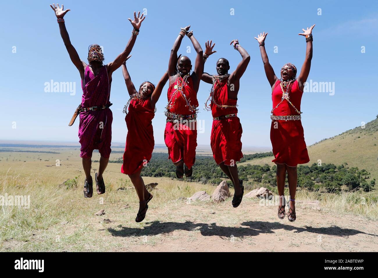 Masai guerrieri facendo la tradizionale danza di salto. Masai Mara National Park. Kenya. Foto Stock