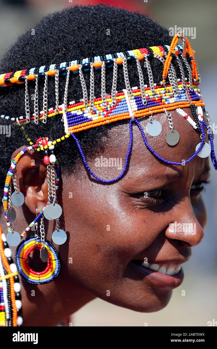 Masai donna con collana tradizionale. Masai Mara National Park. Kenya. Foto Stock