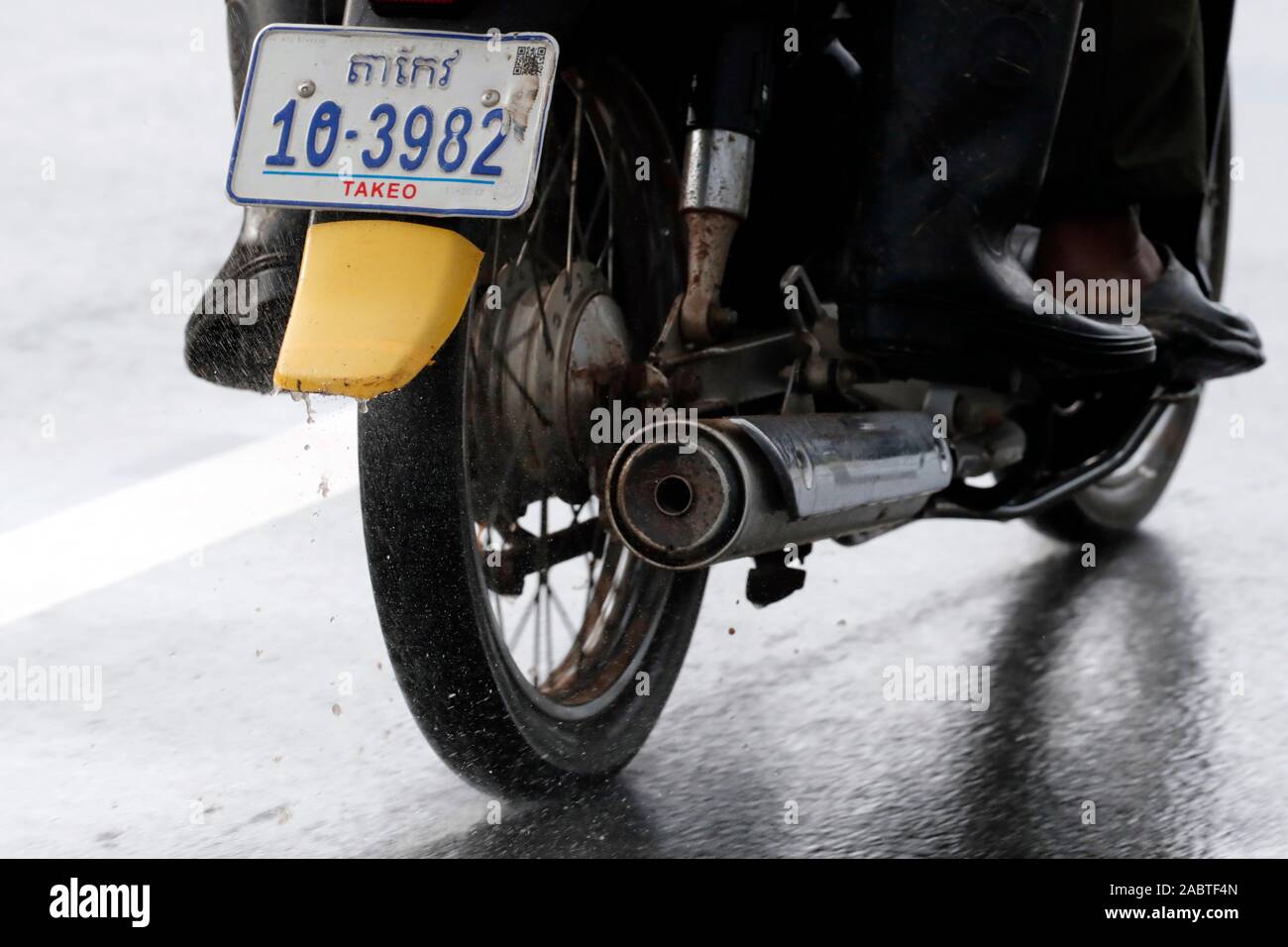 Close-up sulla moto. Le tubazioni di scarico e il silenziatore. Kep. Cambogia. Foto Stock