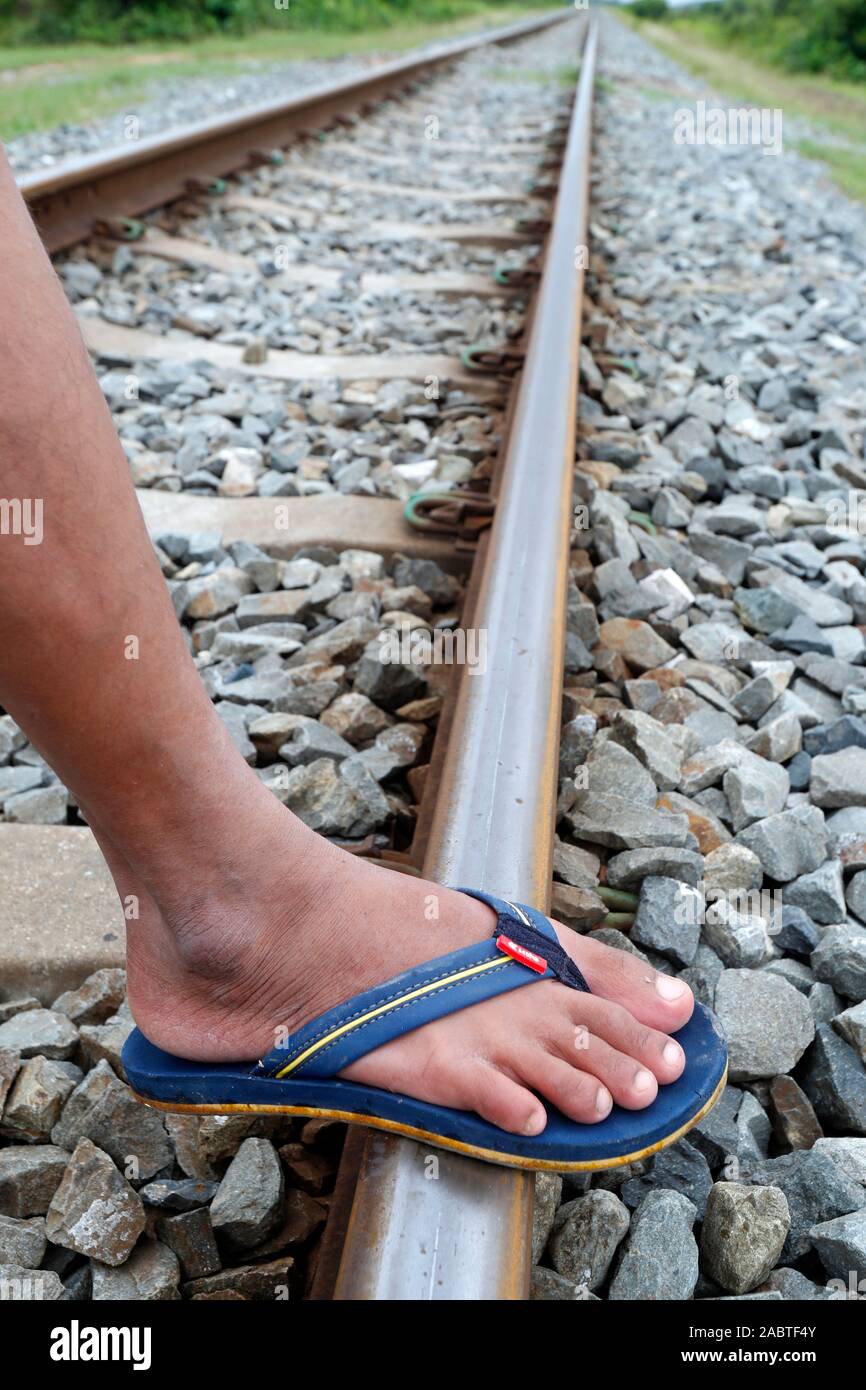 Piede sul binario ferroviario. Kep. Cambogia. Foto Stock