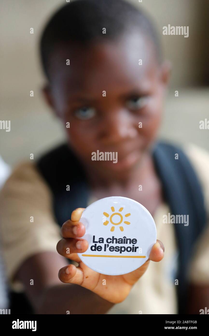 Africani scuola primaria sponsorizzato da ong francese la Chaine de l'Espoir. ( Catena di speranza ). Lomé. Il Togo. Foto Stock