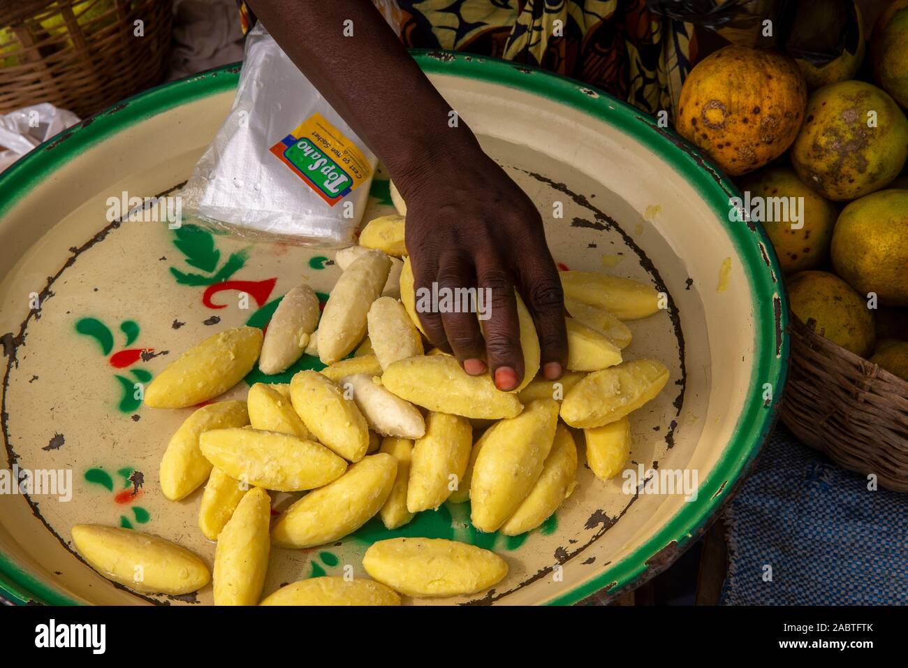 Il burro di karité venduta al mercato Kpalime, Togo. Foto Stock