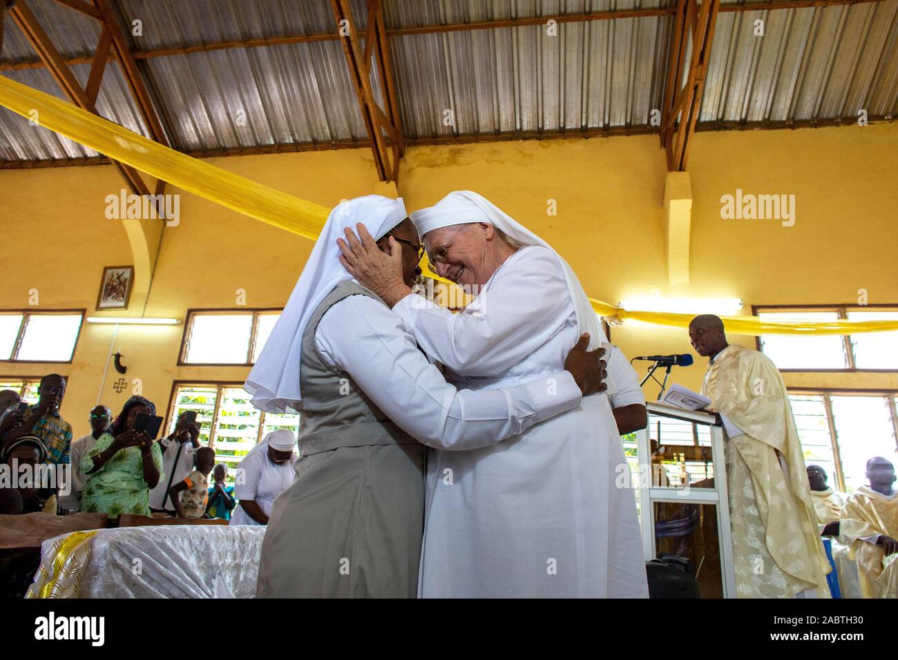 La celebrazione in San Giovanni paolo II chiesa cattolica, Kpalime, Togo. Il debuttante monache' professione. Foto Stock