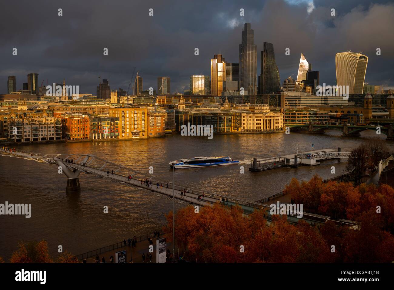Londra England Regno Unito. Panorama della città visto dalla Tate Modern guardando attraverso il Fiume Tamigi 27 novembre 2019. Millennium Bridge; Torre di Shakespeare Ba Foto Stock