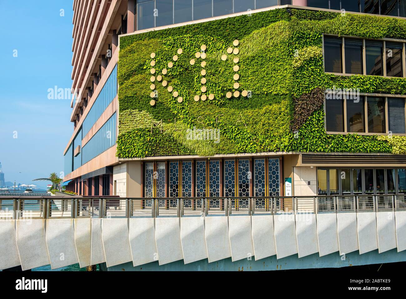 Hong Kong, Cina - 07 Novembre 2019: K11 Musea è un punto di vendita al dettaglio e arti complesso situato in Tsim Sha Tsui promenade frontale all'interno della Victoria procedure Dockside Wizard Foto Stock