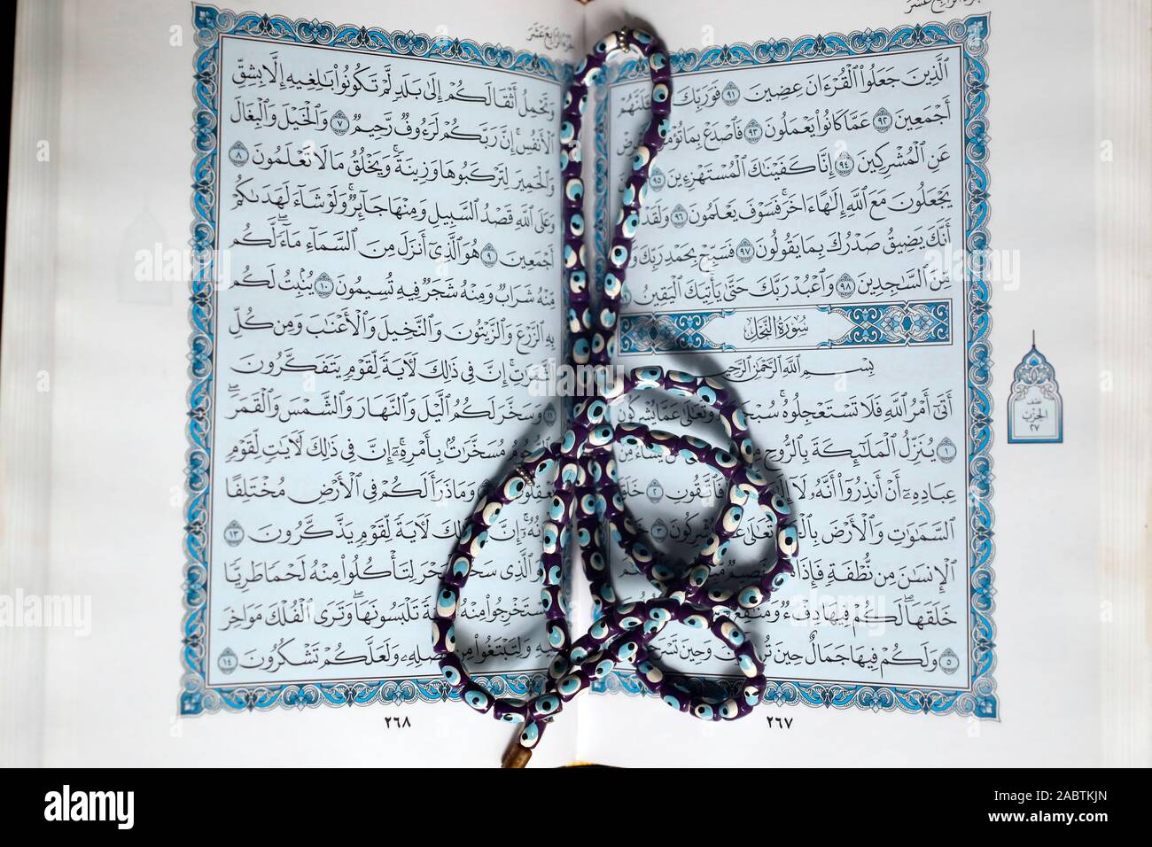 Il Sacro Corano in arabo e musulmano perline di preghiera sul supporto di  legno Foto stock - Alamy