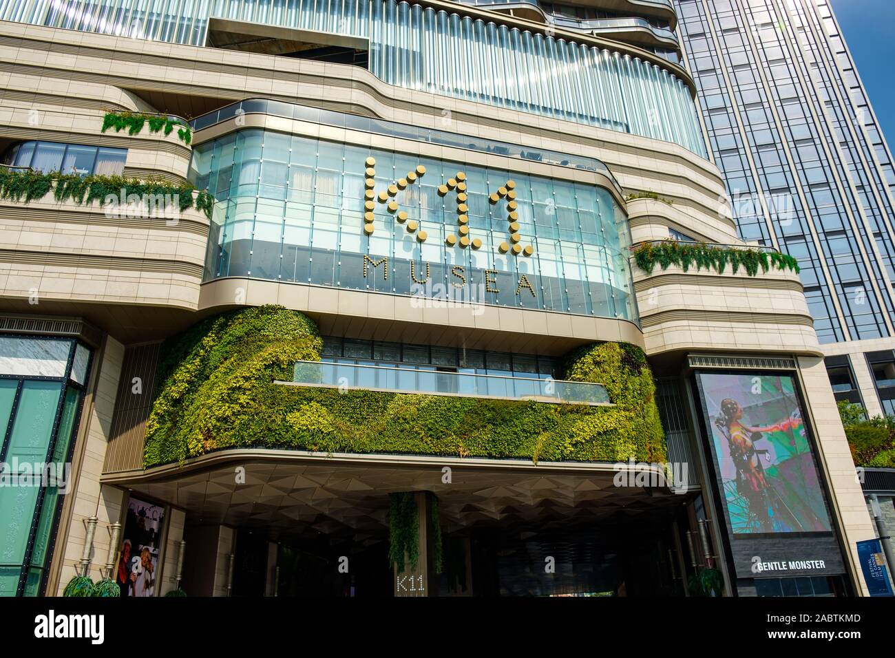Hong Kong, Cina - 07 Novembre 2019: K11 Musea è un punto di vendita al dettaglio e arti complesso situato in Tsim Sha Tsui promenade frontale all'interno della Victoria procedure Dockside Wizard Foto Stock
