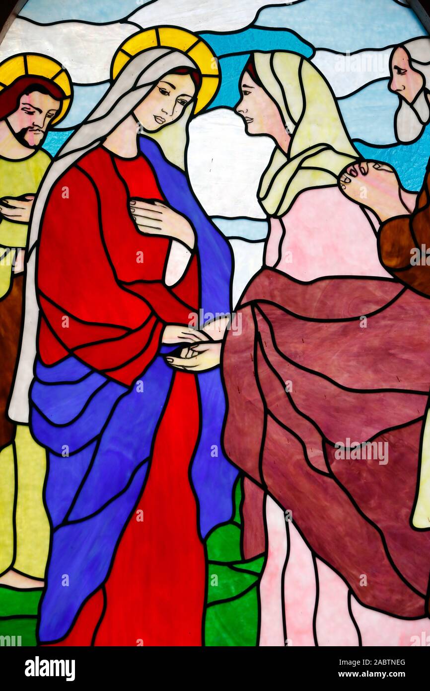 Santo Rosario chiesa. Finestra di vetro colorato. La Visitazione della Beata Vergine Maria è la visita di Maria ad Elisabetta come registrate nel Vangelo di L Foto Stock