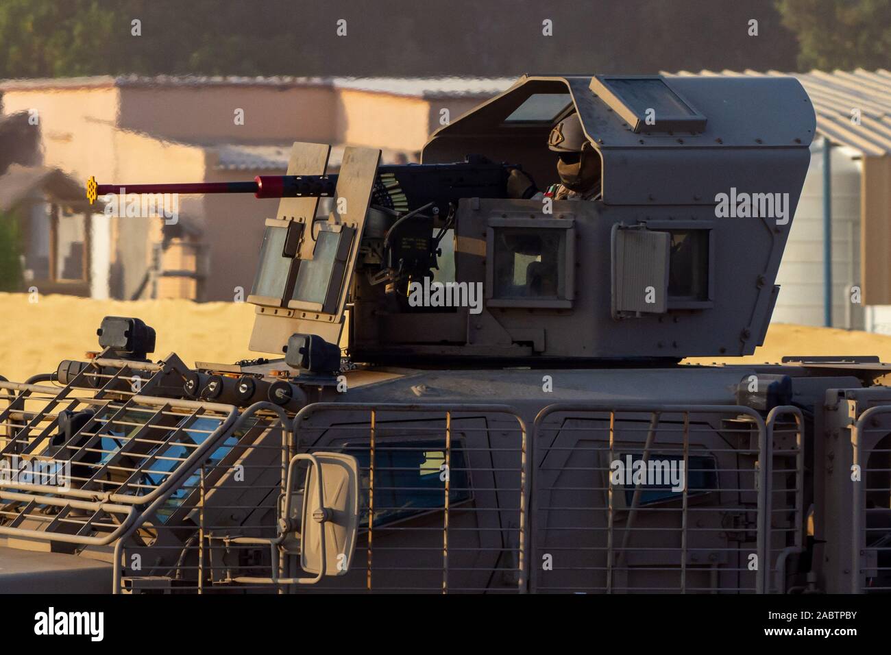 Militare esercito del serbatoio veicolo vicino di pistole e al personale militare di puntamento e di ripresa. Militari e concetto di guerra di potenza, forza, resistenza. Foto Stock