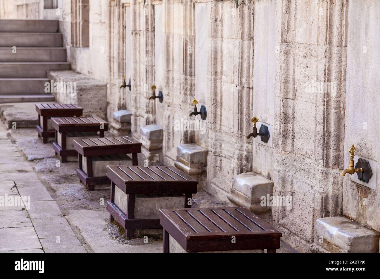 Vecchio rubinetti di metallo nel wudu-abluzione area situata nel cortile in Turchia, Alanya. Posto per la preparazione di preghiere e prima di prendere e di lettura t Foto Stock