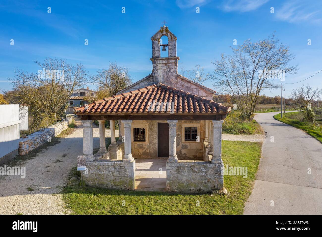 Veduta aerea della chiesa di Santa Caterina di Alessandria in Svetvincenat, Istria, Croazia Foto Stock