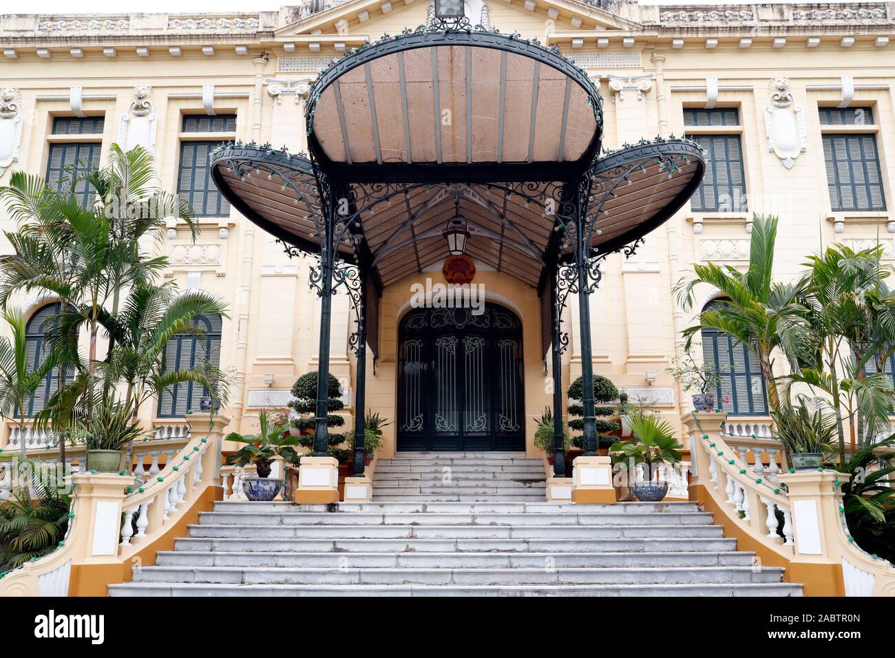 Edificio costruito in stile coloniale Francese. Hanoi. Il Vietnam. Foto Stock