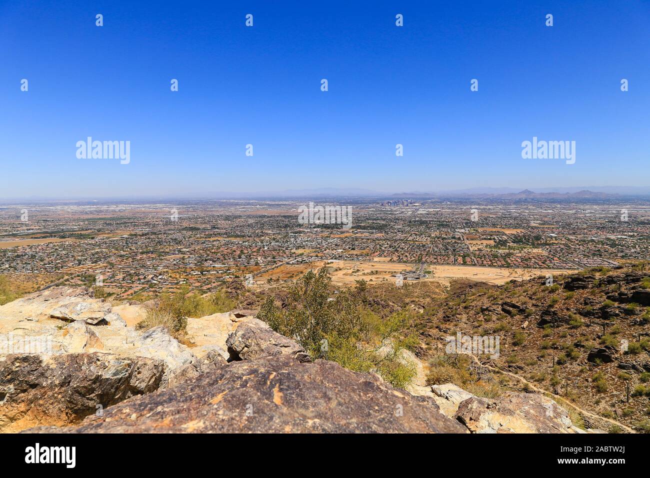 Phoenix, in Arizona (USA), con la zona circostante e il centro cittadino nel centro. Foto Stock