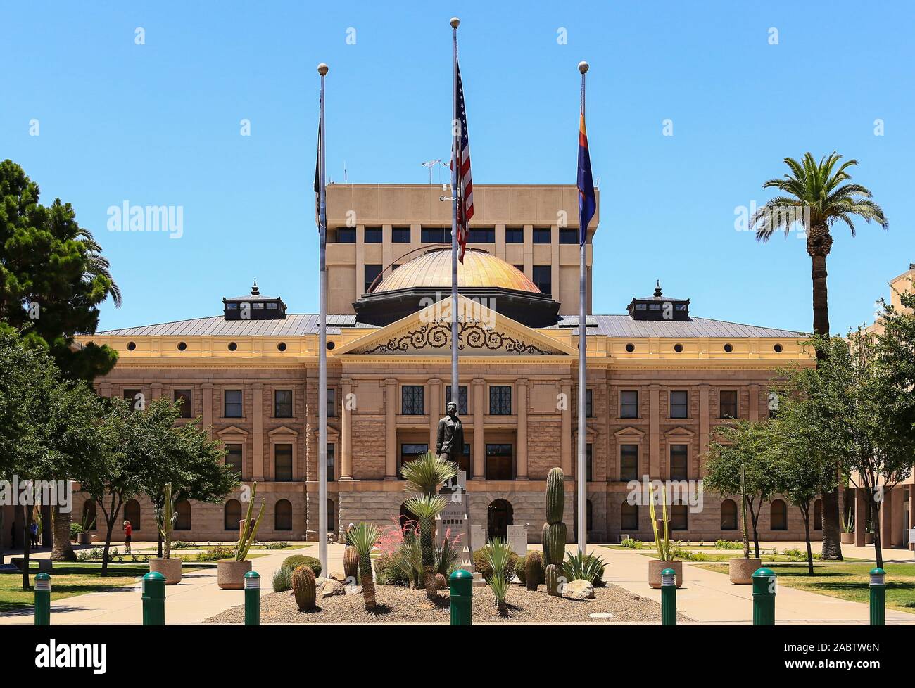 Phoenix, Arizona, Stati Uniti d'America - 25 Maggio 2019: la parte anteriore della stampante Arizona Capitol Museum durante la giornata al sole. Flaggs und saguaros sono in primo piano. Foto Stock