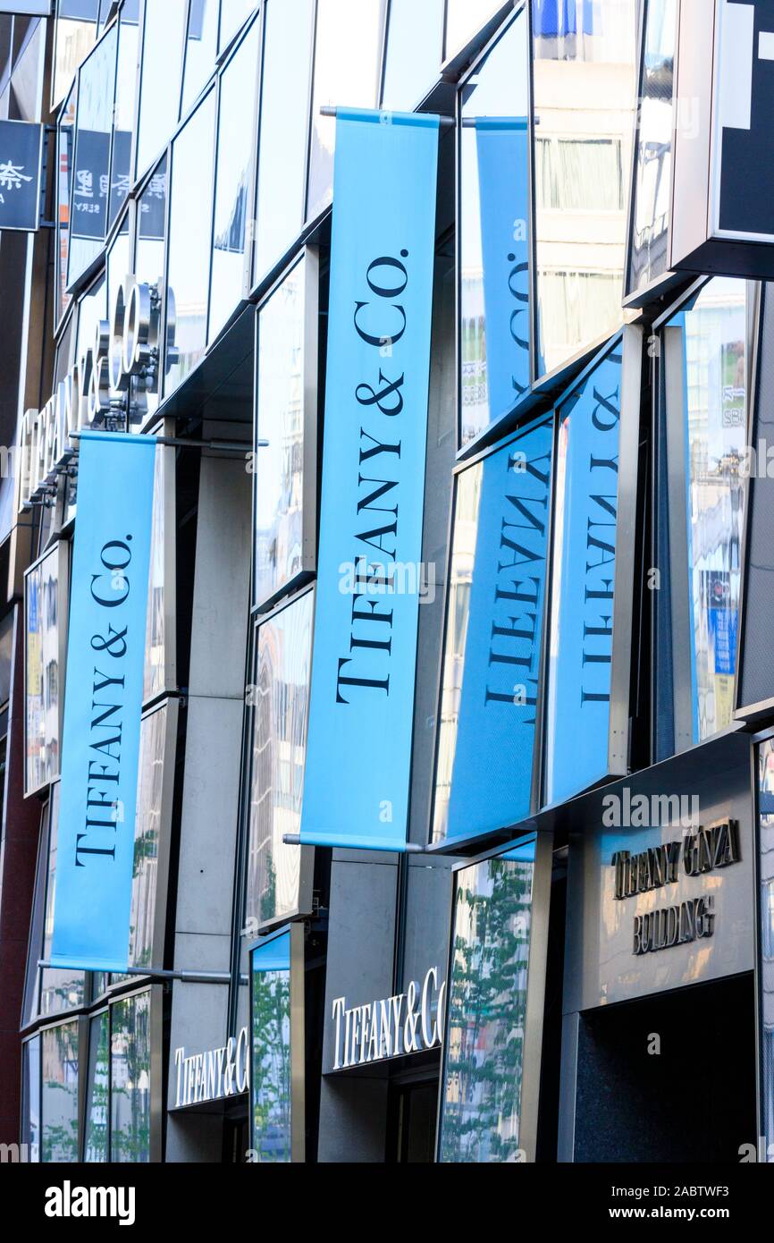 Tokyo, il Ginza. Tiffany & Co banner blu a penzoloni al di fuori e al di sopra dell'ingresso principale per il Tiffany edificio Ginza e store. Foto Stock