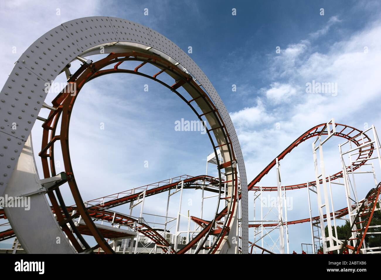 Roller Coaster via, giostra per bambini su uno sfondo di cielo blu Foto Stock