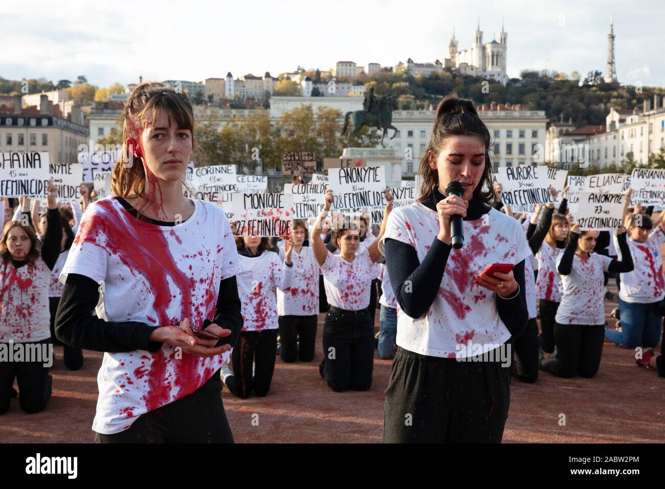 "Oggi siamo qui per accusare gli uomini colpevoli di feminicide", affermano gli organizzatori nel corso di una protesta contro femicide e la violenza contro le donne, Foto Stock