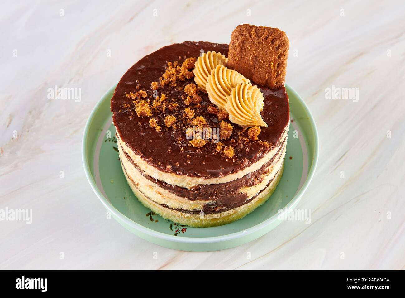 Torta con crema di cioccolato e biscotto in un piatto Foto Stock