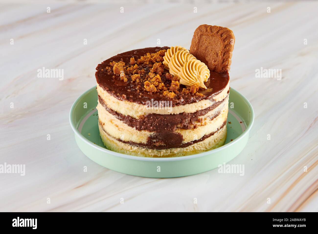 Torta con crema di cioccolato e biscotto in un piatto Foto Stock