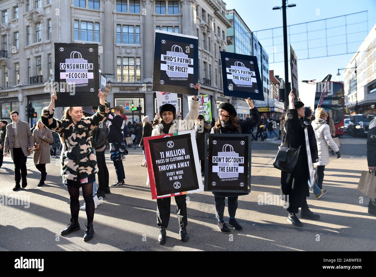 Oxford Circus, Londra, Regno Unito. Il 29 novembre 2019. Brutto verità sulla moda. Estinzione della ribellione protesta contro il Venerdì nero delle vendite in Oxford Street. Credito: Matteo Chattle/Alamy Live News Foto Stock