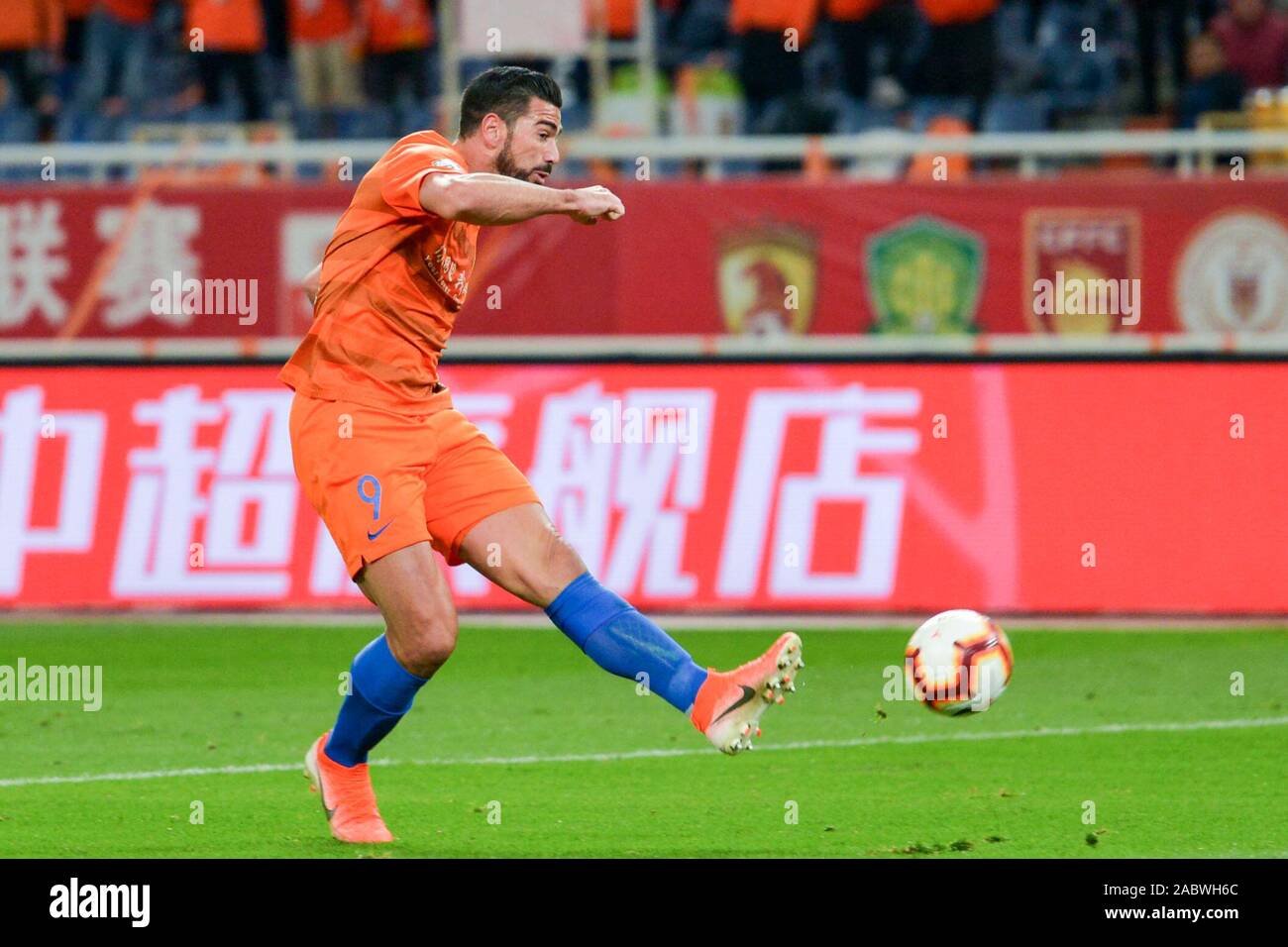 Il calcio italiano player Graziano Pelle dello Shandong Luneng Taishan F.C. germogli durante la ventinovesima partita di calcio cinese Associazione Super League (CSL) contro il Tianjin TEDA di Jinan City, est della Cina di provincia di Shandong, 27 novembre 2019. Shandong Luneng Taishan sconfitto Tianjin TEDA con 3-1. Foto Stock Il calcio italiano player Graziano Pelle dello Shandong Luneng Taishan F.C. germogli durante la ventinovesima partita di calcio cinese Associazione Super League (CSL) contro il Tianjin TEDA di Jinan City, est della Cina di provincia di Shandong, 27 novembre 2019. Shandong Luneng Taishan sconfitto Tianjin TEDA con 3-1. Foto Stock