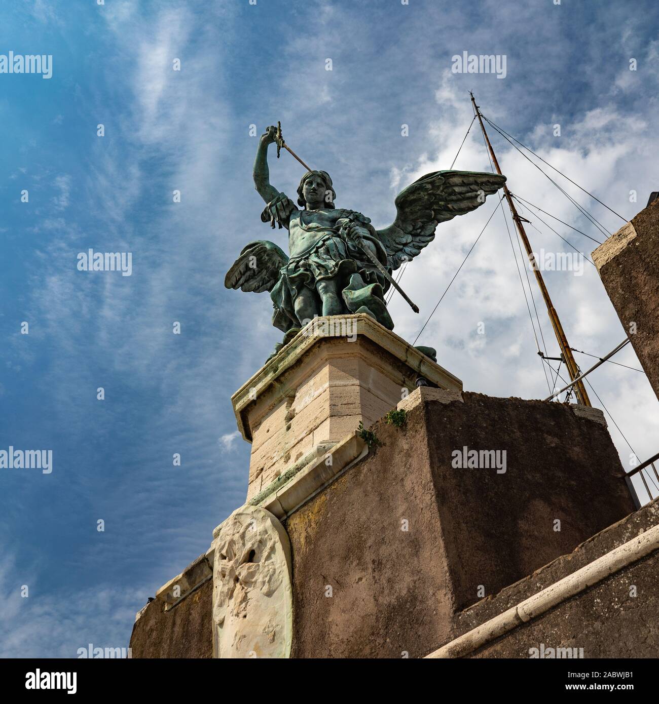 Scultura di angelo vicino a Vittorio Emanuele II il Monumento Nazionale a Roma, Italia. Scultura su uno sfondo di cielo blu. Foto Stock