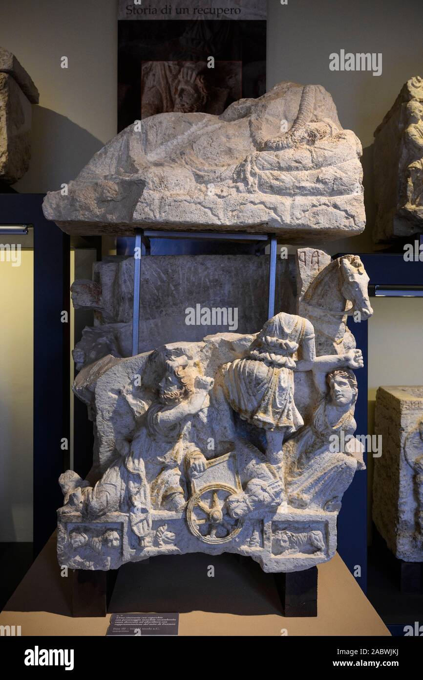 Perugia. L'Italia. Etrusca urna cineraria dalla Cacni tomba di famiglia nei pressi di Perugia , il Museo Archeologico Nazionale dell'Umbria (MANU - Archaeologi nazionale Foto Stock