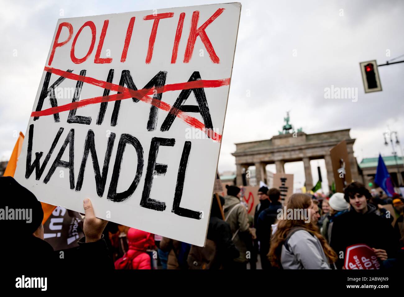 Berlino, Germania. 29 Nov, 2019. Un poster per la politica in materia di clima di cambiamento può essere visto in un rally di venerdì per il futuro e una grande ONG Alleanza presso la Porta di Brandeburgo per la giornata di azione globale per di più la protezione del clima. Credito: Christoph Soeder/dpa/Alamy Live News Foto Stock