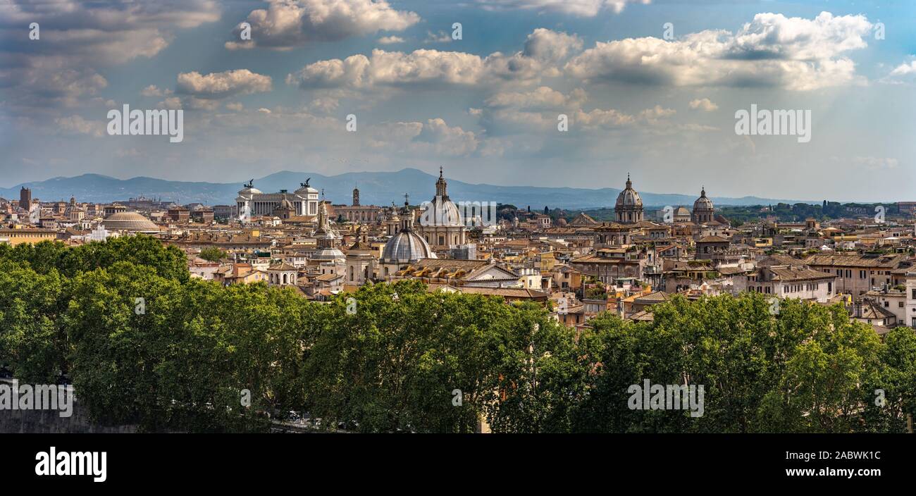 Il bellissimo panorama di Roma. Paesaggio urbano. Vista sulla città di Roma da Castel Sant'Angelo. Una bella giornata di sole con nuvole bianche a Roma. Foto Stock