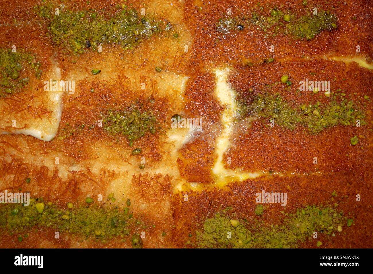 Tradizionale orientale kunafa dessert. Vista superiore dell'arabo formaggio misto kunafa sfondo. Konafa. Sfondo di cibo Foto Stock