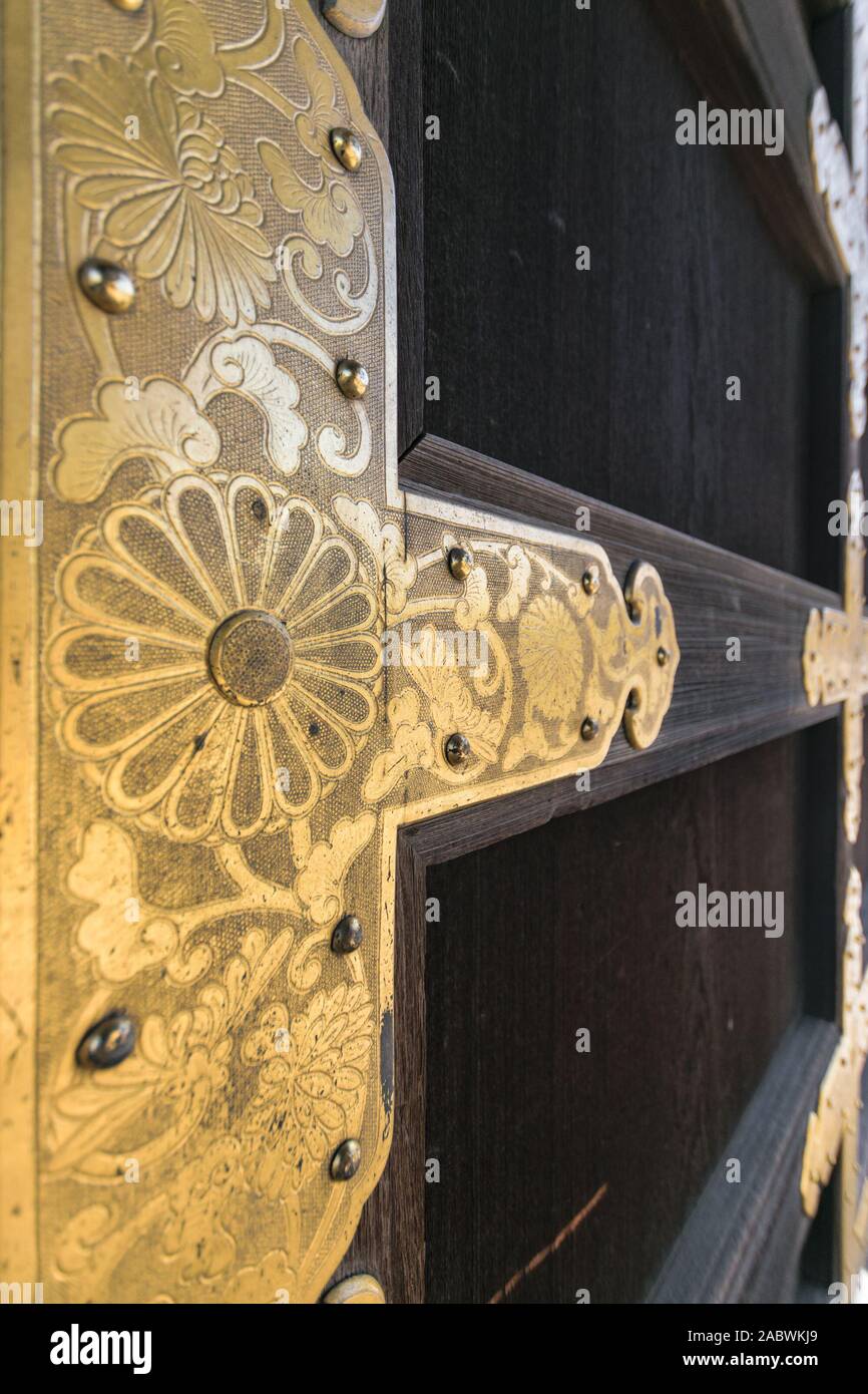 Golden decorativo la cerniera dello sportello a presso il Tempio Higashi-Honganji, Kyoto, Giappone. Foto Stock