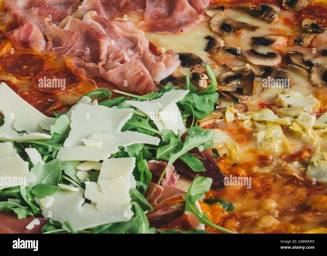 Close up farcite italiano. pizza,gustosi ingredienti: prosciutto, formaggio, funghi, rucola Foto Stock